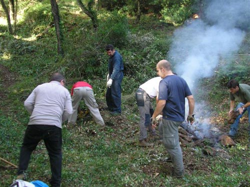 Integrants del Club Alpí i una colla de voluntaris, netejen els voltants del Castell de Vila-romà.