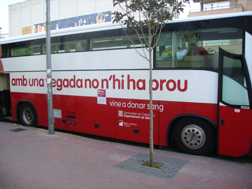 Imatge de la unitat mòbil per a la donació de sang, avui davant el Mercat de Palamós.