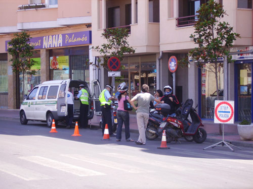 La policia local realitza controls als ciclomotors per mesurar-ne el soroll.