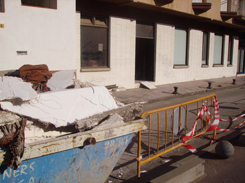 Accés al local en obres, aquest matí.