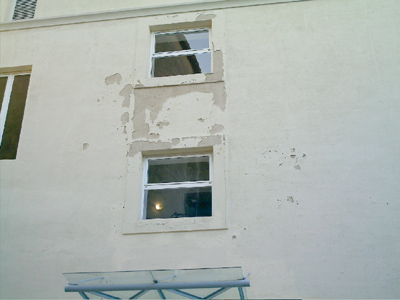 Desperfectes en una de les façanes de La Gorga.