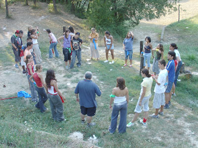 Un grup de joves amb uns monitors de lleure.