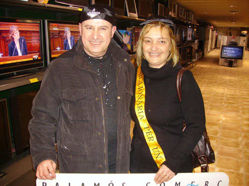 El president de Fecotur, Ramon Núñez, i la guanyadora del sorteig, Núria Salvador, avui en una botiga.