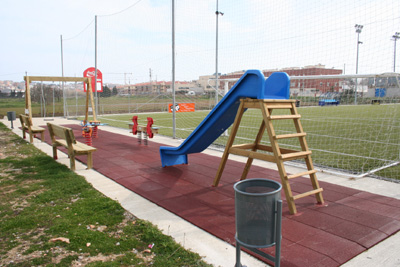 Jocs infantils, al costat de la zona esportiva municipal.