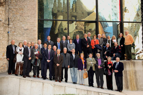 Els 35 Síndics de Greuges locals de Catalunya, en una recent foto de grup al Teatre-Museu Dalí de Figueres.
