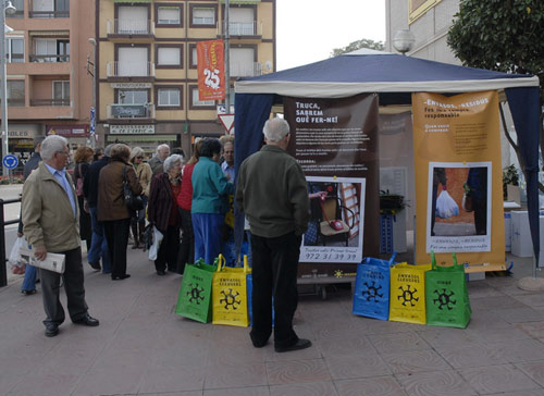 Punt informatiu de la campanya per al reciclatge de residus a Palamós.