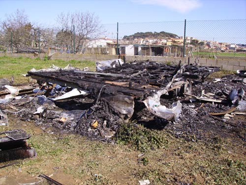 Les restes de la caravana cremada.