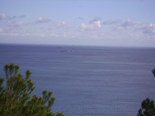Les illes Formigues, vistes aquest matí des de Cap Gros, amb el vaixell en segon terme.