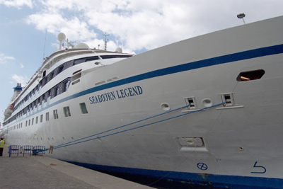 Un creuer turístic al port de Palamós.
