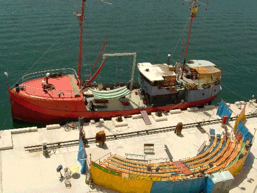 El vaixell-teatre i la seva tribuna.