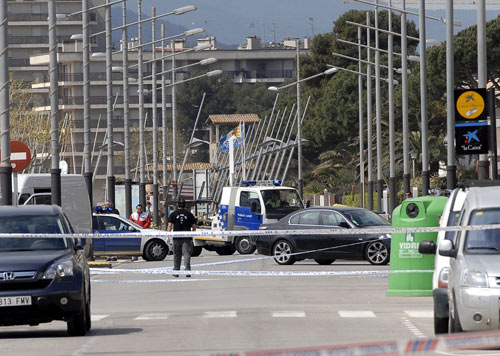 El passeig del Mar acordonat, ahir al matí. Foto: Josep Lois