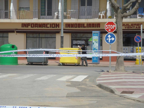 Un membre dels TEDAX, diumenge a Palamós.