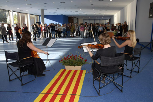 Un instant de la recepci?ahir a la futura biblioteca. (Fotografia cedida per Josep Lois).