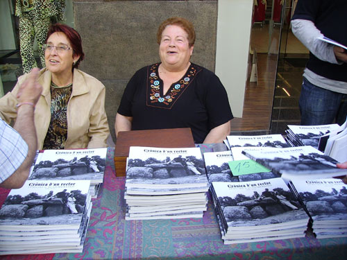 Venda del llibre sobre mossèn Gumersind, el dia de Sant Jordi.