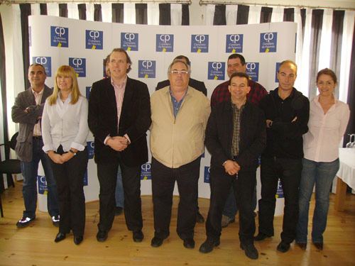 Antoni Bachiller, al centre, amb membres de la seva candidatura.