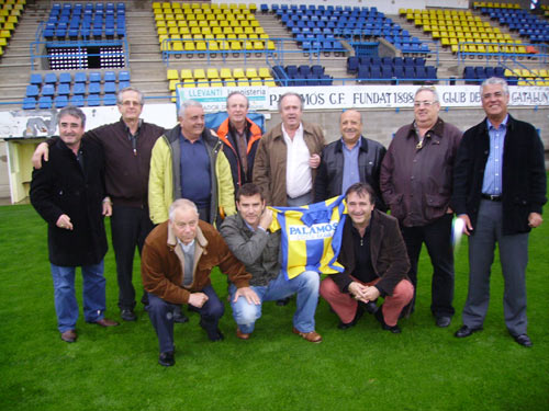 Waldo Ramos, al centre i dempeus, en una recent trobada amb ex-directius i ex-jugadors del club.