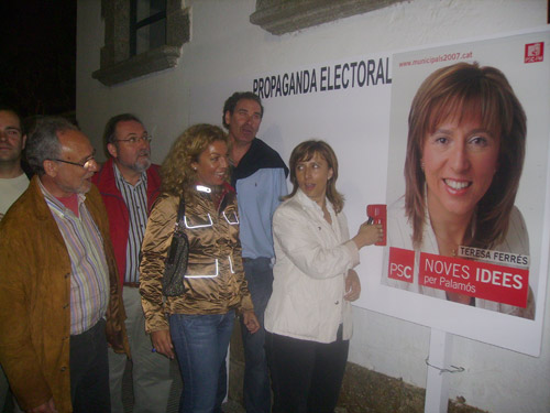 Teresa Ferrés, cap de llista del PSC, amb companys de candidatura.
