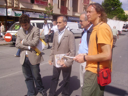 Feliu Antúnez, al centre, aquest matí al mercat.
