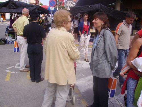 Isabel Ruiz, a la dreta, conversant amb una ciutadana.