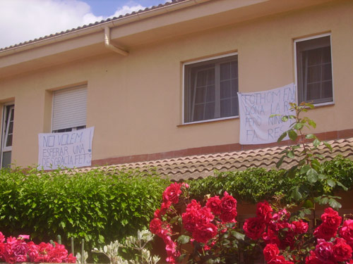 Algunes de les pancartes penjades als habitatges.