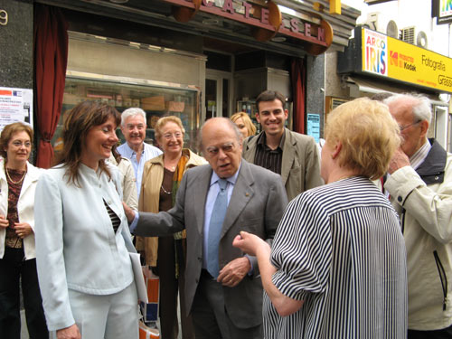 Isabel Ruiz i Jordi Pujol, ahir fent un porta a porta.