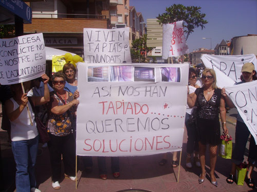 Manifestació de veïnes del carrer de Pere Joan, avui al mercat de Palamós.