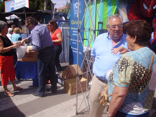 Antoni Bachiller parla amb una dona, en primer terme, durant un acte de campanya.