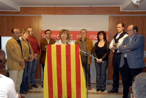 Teresa Ferrés, al centre, durant un acte de precampanya.