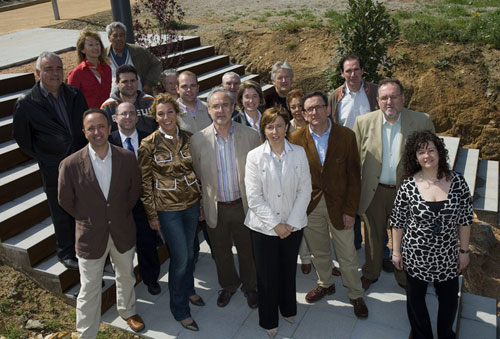 La cap de llista del PSC, Teresa Ferrés, acompanyada dels integrants de la seva candidatura.