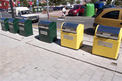 Un grup de contenidors soterrats, a la plaça dels Arbres de Palamós.