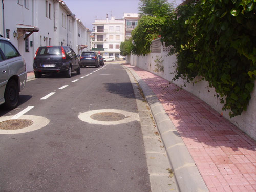 Un dels renovats carrers de la urbanització Roca Brava.