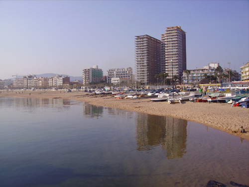 El front marítim de Palamós, amb el passeig al fons.