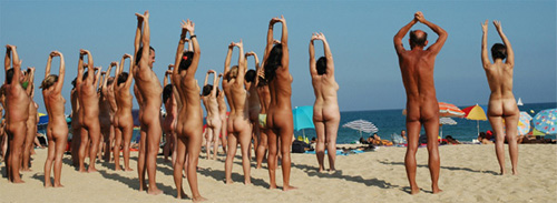Activitat nudista en una platja.