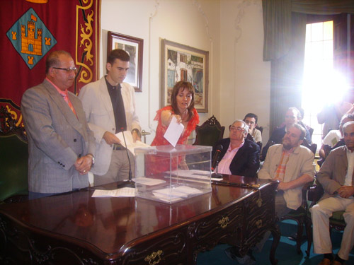 Isabel Ruiz, de CiU, en el moment de dipositar el seu vot, dissabte.