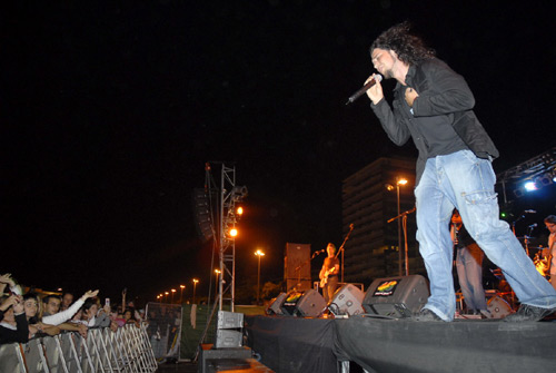 El cantant Víctor actuant diumenge al recinte de barraques de la Festa Major de Palamós. (Fotografia cedida per Josep Lois).