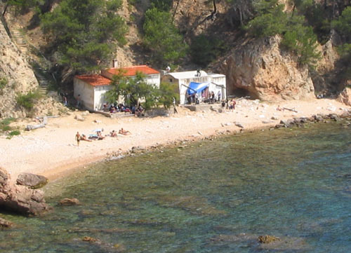 Un grup de gent a la cala del Crit, ahir al matí.