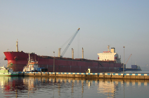 Un vaixell mercant al port de Palamós.