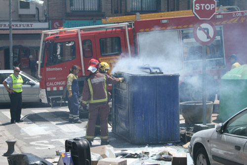 Els bombers apagant el foc del contenidor.