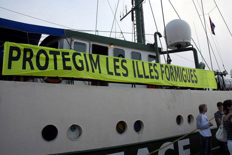 El Rainbow Warrior reivindica la reserva de les illes Formigues. (Fotografia cedida per Josep Lois).