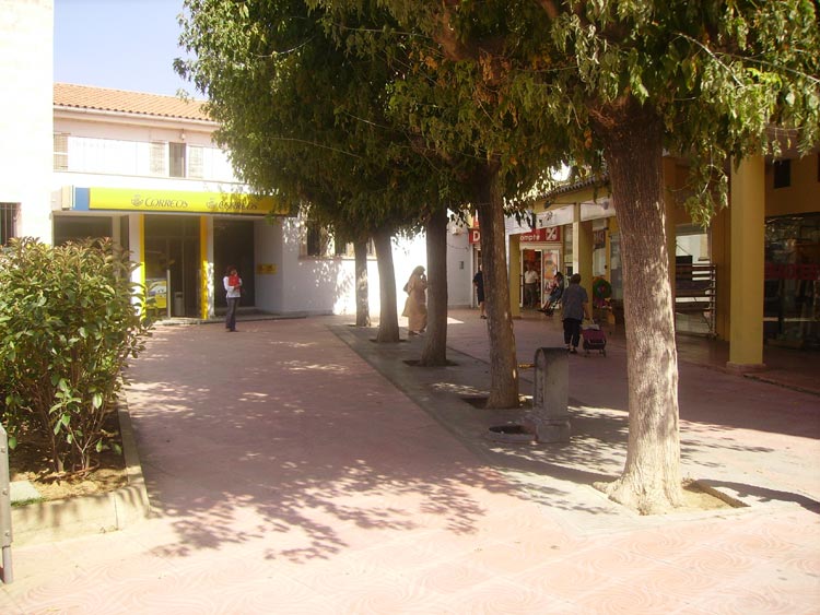 La placeta de Correus, ja sense els bancs.