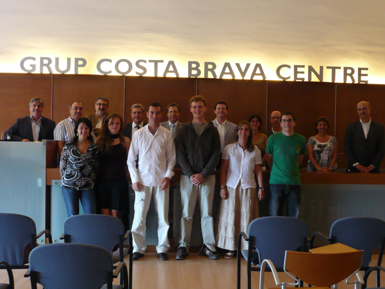 Els premiats de la beca Xiquet Sabater amb els responsables del Grup Costa Brava Centre.