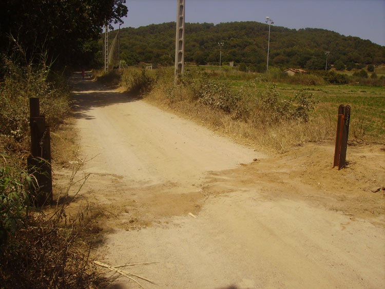 Els suports de la tanca del camí de la Mina.