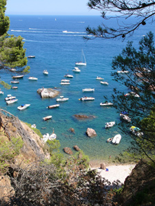 Boies i embarcacions a la cala del Vedell.