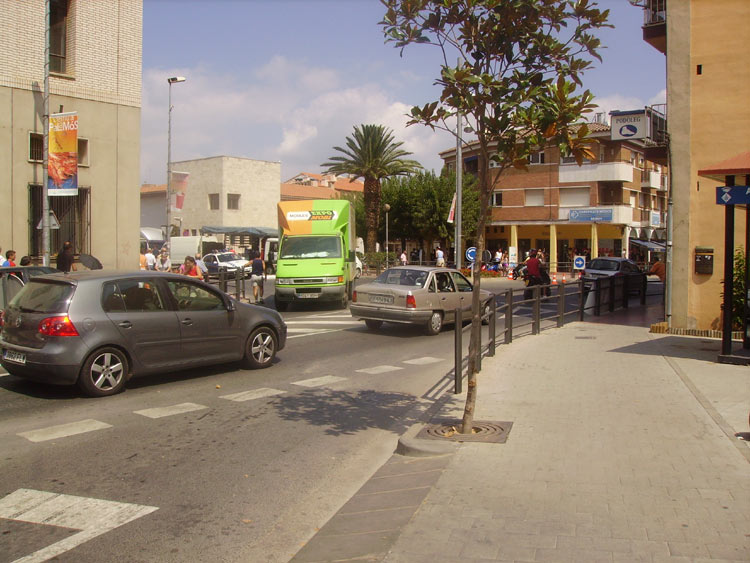 Trànsit intens a la zona del giratori de Correus, aquest matí.