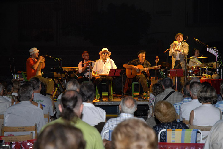 El concert de Quico El Cèlio, el Noi i el Mut de Ferreries, a Sant Joan. (Fotografia cedida per Josep Lois).