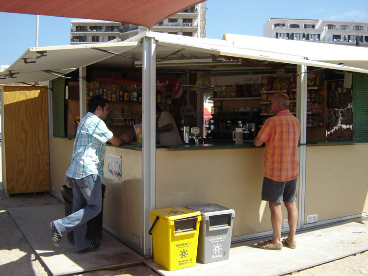 Contenidors de reciclatge als xiringuitos de les platges de Palamós.