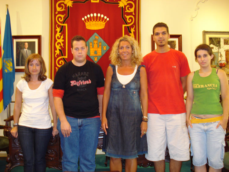 Els guanyadors de la beca acompanyats, al mig, per la regidora Glòria Pruneda.