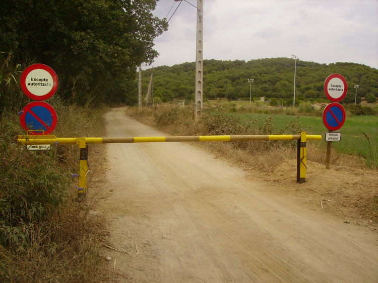 La tanca del camí de la Mina, avui, encara sense tancar amb clau.
