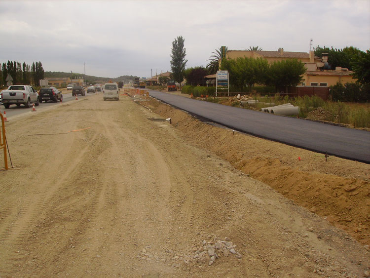 Obres de construcció de la carretera C-31, aquest migdia.