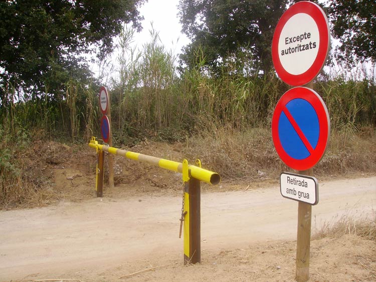El camí de la Mina, amb el pas barrat.